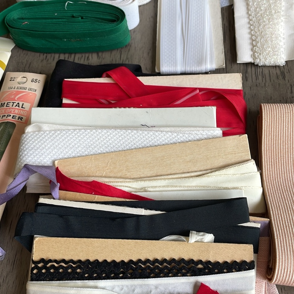 Lot of 38 Miscellaneous Sewing Items - Picture 10 of 11